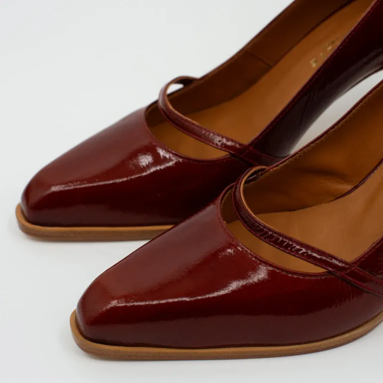 Daggie cognac pump