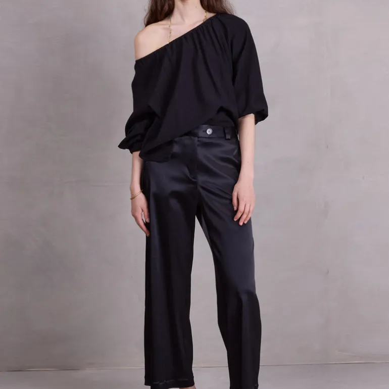 Dong broek in black satin stretch