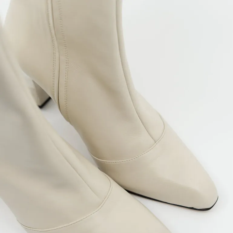 Elize laarsje in ivory