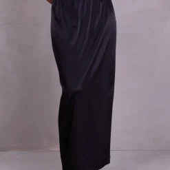 Fazil rok in black satin stretch
