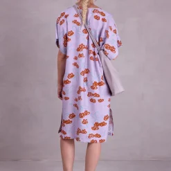 Femme jurk in red akebia flowers