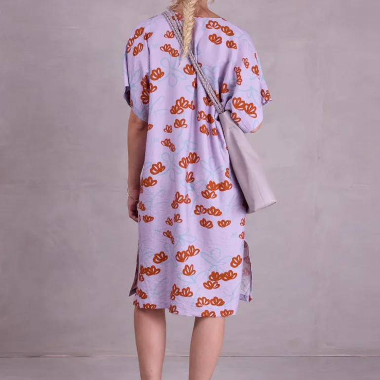 Femme jurk in red akebia flowers