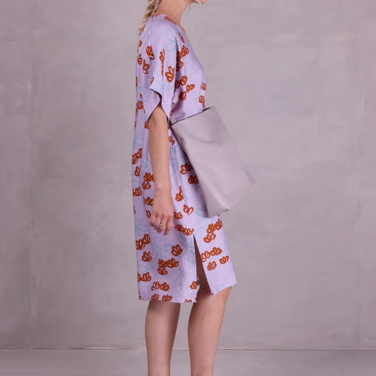 Femme jurk in red akebia flowers
