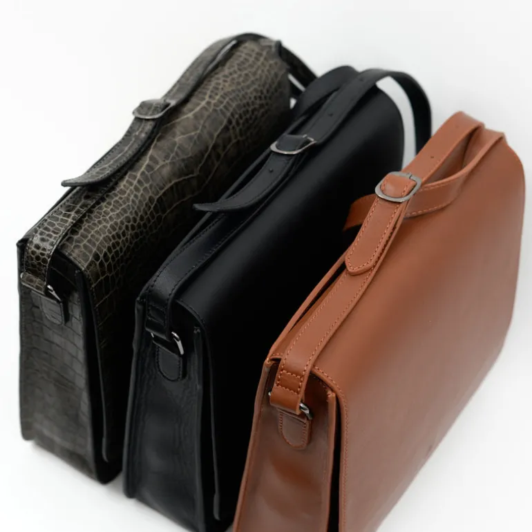 Medium crossbody handtas in zwart nappaleer